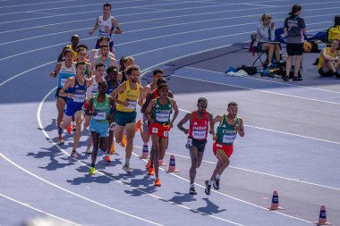 Paris, Fransa - 08 07 2024: Paris Olimpiyat Oyunları 2024. Olimpiyat Atletizm müsabakaları sırasında stadyumdaki 5.000 metre erkekler ilk turu izleniyor
