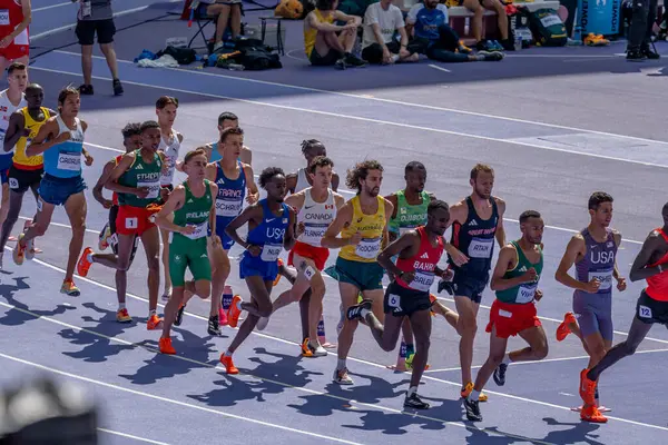 Paris, Fransa - 08 07 2024: Paris Olimpiyat Oyunları 2024. Olimpiyat Atletizm müsabakaları sırasında stadyumdaki 5.000 metre erkekler ilk turu izleniyor