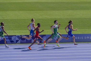 Paris, Fransa - 08 07 2024: Paris Olimpiyat Oyunları 2024. Olimpiyat Atletizm müsabakaları sırasında stadyumdaki 800 metre erkekler ilk turu izleniyor
