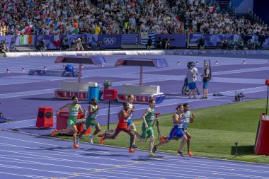 Paris, Fransa - 08 07 2024: Paris Olimpiyat Oyunları 2024. Olimpiyat Atletizm müsabakaları sırasında stadyumdaki 800 metre erkekler ilk turu izleniyor