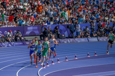 Paris, Fransa - 08 07 2024: Paris Olimpiyat Oyunları 2024. Olimpiyat Atletizm müsabakaları sırasında stadyumdaki 800 metre erkekler ilk turu izleniyor