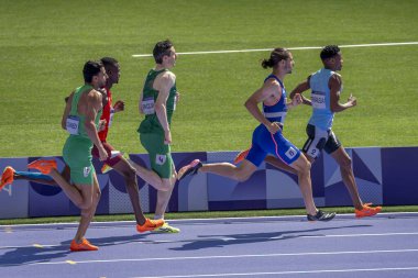 Paris, Fransa - 08 07 2024: Paris Olimpiyat Oyunları 2024. Olimpiyat Atletizm müsabakaları sırasında stadyumdaki 800 metre erkekler ilk turu izleniyor