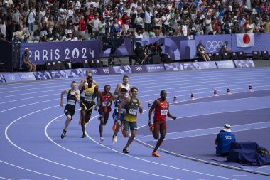 Paris, Fransa - 08 07 2024: Paris Olimpiyat Oyunları 2024. Olimpiyat Atletizm müsabakaları sırasında stadyumdaki 800 metre erkekler ilk turu izleniyor