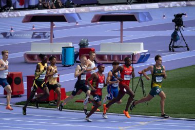 Paris, Fransa - 08 07 2024: Paris Olimpiyat Oyunları 2024. Olimpiyat Atletizm müsabakaları sırasında stadyumdaki 800 metre erkekler ilk turu izleniyor