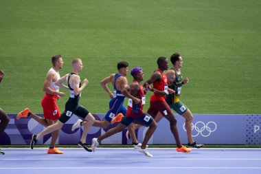 Paris, Fransa - 08 07 2024: Paris Olimpiyat Oyunları 2024. Olimpiyat Atletizm müsabakaları sırasında stadyumdaki 800 metre erkekler ilk turu izleniyor