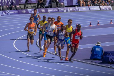Paris, Fransa - 08 07 2024: Paris Olimpiyat Oyunları 2024. Olimpiyat Atletizm müsabakaları sırasında stadyumdaki 800 metre erkekler ilk turu izleniyor