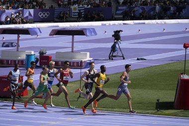 Paris, Fransa - 08 07 2024: Paris Olimpiyat Oyunları 2024. Olimpiyat Atletizm müsabakaları sırasında stadyumdaki 800 metre erkekler ilk turu izleniyor