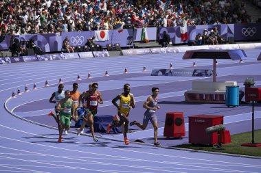 Paris, Fransa - 08 07 2024: Paris Olimpiyat Oyunları 2024. Olimpiyat Atletizm müsabakaları sırasında stadyumdaki 800 metre erkekler ilk turu izleniyor