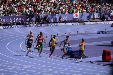 Paris, Fransa - 08 07 2024: Paris Olimpiyat Oyunları 2024. Olimpiyat Atletizm müsabakaları sırasında stadyumdaki 800 metre erkekler ilk turu izleniyor