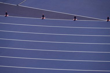 Paris, Fransa - 08 03 2024: Paris Olimpiyat Oyunları 2024. Yarış pistinin Olimpiyat Atletizm müsabakaları sırasında Stade de France 'ın içine bakın