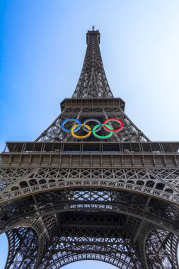 Paris, Fransa - 08 22 2024: Paris Olimpiyat Oyunları 2024. Eiffel Kulesi 'nin rıhtımdaki olimpiyat yüzükleriyle manzarası