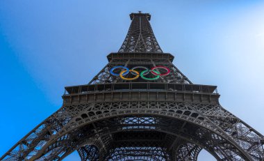 Paris, Fransa - 08 22 2024: Paris Olimpiyat Oyunları 2024. Eiffel Kulesi 'nin rıhtımdaki olimpiyat yüzükleriyle manzarası
