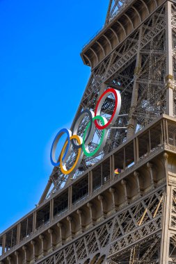 Paris, Fransa - 08 22 2024: Paris Olimpiyat Oyunları 2024. Eiffel Kulesi 'nin rıhtımdaki olimpiyat yüzükleriyle manzarası