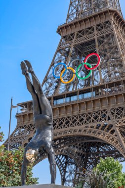 Paris, Fransa - 06 14 2024: Paris Olimpiyat Oyunları 2024. Eiffel Kulesi önünde Carole Feuerman tarafından oyulmuş dalgıç heykeli