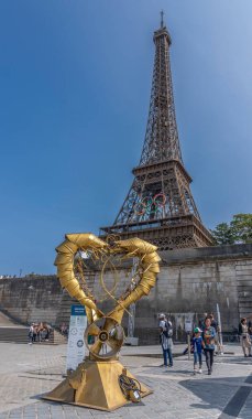 Paris, Fransa - 06 14 2024: Paris Olimpiyat Oyunları 2024. Nastassia Kotava tarafından Eyfel Kulesi 'nin önüne oyulmuş Paris karides heykeli