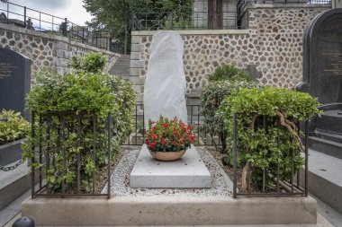 Paris, Fransa - 08 16 2024: Montmartre mezarlığı. Sacha Guitry 'nin mezarının manzarası.