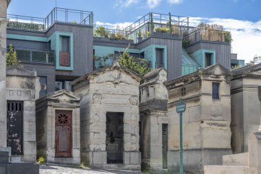 Paris, Fransa - 08 16 2024: Montmartre mezarlığı. Mezarlıktaki mezar manzarası