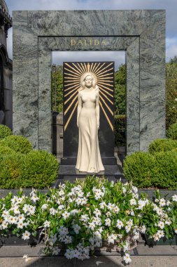 Paris, Fransa - 08 16 2024: Montmartre mezarlığı. Mezarlıktaki Dalida mezarının manzarası.
