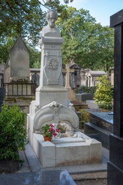Paris, Fransa - 08 16 2024: Montmartre mezarlığı. Mezarlıktaki mezar manzarası