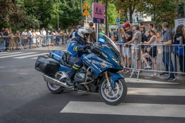 Paris, Fransa - 08 04 2024: Paris Olimpiyat Oyunları 2024. Kadın yol bisikleti etkinlikleri sırasında motosikletli polis görüntüsü