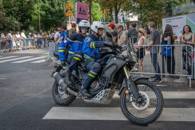 Paris, Fransa - 08 04 2024: Paris Olimpiyat Oyunları 2024. Kadın yol bisikleti etkinlikleri sırasında motosikletli polis görüntüsü