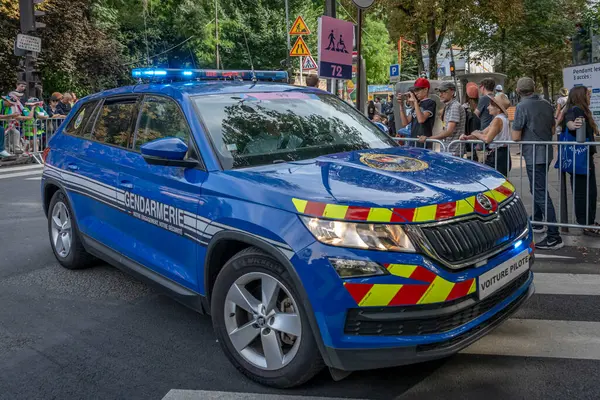 Paris, Fransa - 08 04 2024: Paris Olimpiyat Oyunları 2024. Kadın yol bisikleti etkinlikleri sırasında jandarma aracının görüntüsü