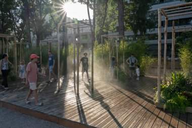 Paris, Fransa - 07: 20 2024: Paris Plajı, Bassin de la Villette. Yazın Paris Sahili 'ndeki rıhtımlara kurulumları izleyin.