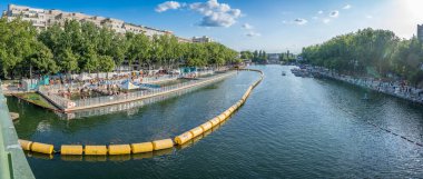 Paris, Fransa - 07: 20 2024: Paris Plajı, Bassin de la Villette. Yazın Paris Sahili boyunca havuzu ve rıhtım boyunca yapılan tesisleri seyret.