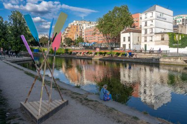 Paris, Fransa - 07: 20 2024: Paris Plajı, Saint-Martin Kanalı. Yazın Paris Sahili 'ndeki rıhtımlara kurulumları izleyin.