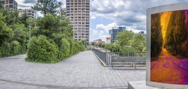 Paris, Fransa - 07: 20 2024: Clichy-Batignolles Martin Luther King Park. Parkın yolu, bitki örtüsü ve çevresindeki binaların manzarası