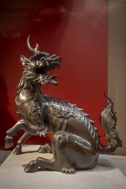 Paris, Fransa - 07: 20 2024: Cernuschi Müzesi. Kirin şekilli tütsü yakıcı, bronz, Edo dönemi, Japonya