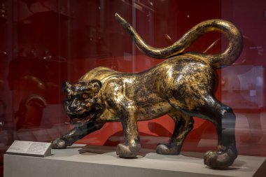 Paris, Fransa - 07: 20 2024: Cernuschi Müzesi. Kaplan, süslemeli ve yaldızlı odun, Edo dönemi, Japonya