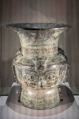 Paris, Fransa - 07: 20 2024: Cernuschi Müzesi. Alkol, bronz, Anyang dönemi için Zun vazosu, Çin