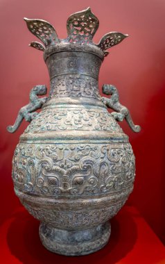 Paris, Fransa - 07: 20 2024: Cernuschi Müzesi. Hu vazosu, bronz, Çin