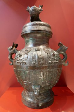 Paris, Fransa - 07: 20 2024: Cernuschi Müzesi. Lei vazosu, bronz vazo, Batı Zhou, Çin