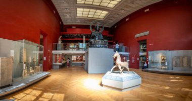 Paris, Fransa - 07: 20 2024: Cernuschi Müzesi. Çin 'de Binicilik Sanatı ve arkasında Kara Buda Amida olan Kwok Room.