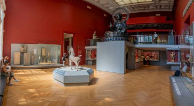 Paris, Fransa - 07: 20 2024: Cernuschi Müzesi. Çin 'de Binicilik Sanatı ve arkasında Kara Buda Amida olan Kwok Room.