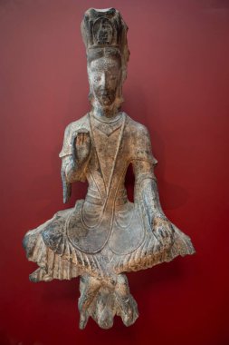 Paris, Fransa - 07: 20 2024: Cernuschi Müzesi. Bodhisattva Avalokitesvara, kum taşı, Kuzey Wei, Çin