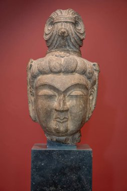 Paris, Fransa - 07: 20 2024: Cernuschi Müzesi. Bodhisattva başı, kumtaşı, Tang, Çin