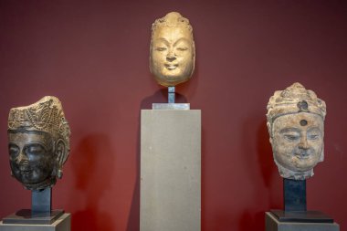 Paris, Fransa - 07: 20 2024: Cernuschi Müzesi. Bodhisattva başları, mermer, Kuzey Qi, Çin