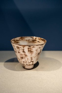 Paris, Fransa - 07: 20 2024: Cernuschi Müzesi. Kase, seramik resim, Zao Wou-Ki, Çin