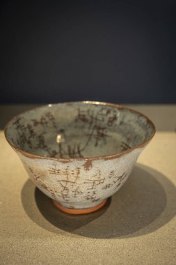 Paris, Fransa - 07: 20 2024: Cernuschi Müzesi. Kase, seramik resim, Zao Wou-Ki, Çin