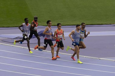 Paris, Fransa - 08: 30 2024: Paris Olimpiyat Oyunları 2024. Paralimpik Atletizm Oyunları sırasında stadyumdaki 5000m T11 final turu izleniyor