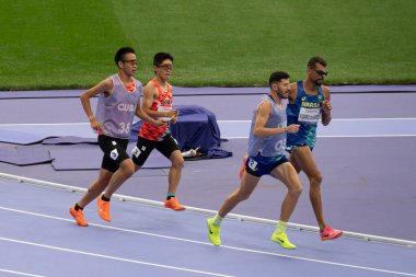 Paris, Fransa - 08: 30 2024: Paris Olimpiyat Oyunları 2024. Paralimpik Atletizm Oyunları sırasında stadyumdaki 5000m T11 final turu izleniyor