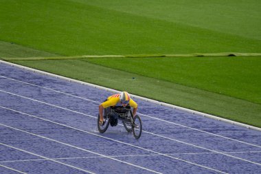 Paris, Fransa - 08: 30 2024: Paris Olimpiyat Oyunları 2024. Paralimpik Atletizm Oyunları sırasında stadyumda 4000 metre erkekler T52 raundu izleniyor