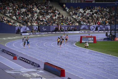 Paris, Fransa - 08: 30 2024: Paris Olimpiyat Oyunları 2024. Engelli Atletizm müsabakaları sırasında stadyumda kadınların 400m T11 turu izleniyor