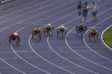 Paris, Fransa - 08: 30 2024: Paris Olimpiyat Oyunları 2024. Engelli atletizm müsabakaları sırasında stadyumda bayanlar 5000m T54 raundu izleniyor.
