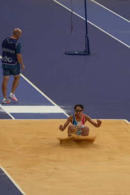 Paris, Fransa - 08: 30 2024: Paris Olimpiyat Oyunları 2024. Paralimpik Atletizm Şampiyonası 'nda bayanlar uzun atlama T11 final turu izleniyor.