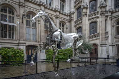 Paris, Fransa - 08: 30 2024: Paris Belediye Binası. Zeus 'un sergisi, Olimpiyat Oyunlarının açılış törenindeki metal at ve yağmurda binicinin zırhı.