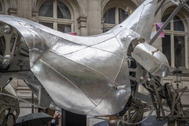 Paris, Fransa - 08: 30 2024: Paris Belediye Binası. Zeus 'un sergisi, Olimpiyat Oyunlarının açılış törenindeki metal at ve yağmurda binicinin zırhı.